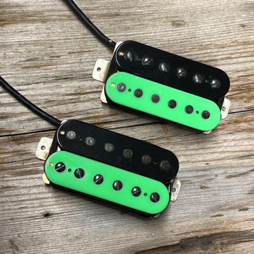 Humbuckers verts et noirs.